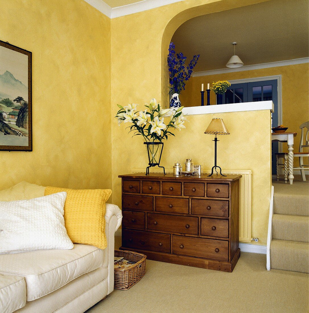 Ein Gelbes Wohnzimmer Mit Einem Weißen … – Bild Kaufen – 717538